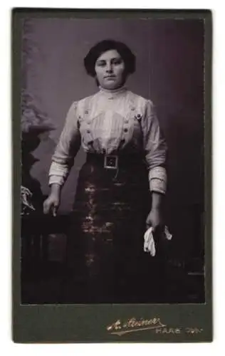 Fotografie A. Steiner, Haag /Obb., Stehende Frau mit weissem Tuch