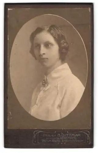Fotografie B. Dittmar, Regensburg, Schäffnerstrasse 104, Porträt einer jungen Frau