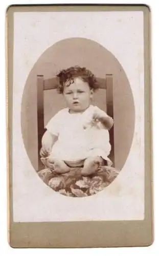 Fotografie Johann Hiebl, München-Bogenhausen, Porträt eines Kleinkindes auf einem Stuhl