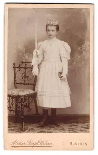 Fotografie Bapt. Urban, München, Dachauerstr. 25, Mädchen mit Kerze und Blumenkranz