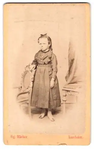 Fotografie Gg. Kleber, Landshut, Stehendes Mädchen mit Stuhl