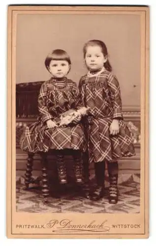 Fotografie P. Donnerhack, Wittstock, Zwei Kinder in karierten Kleidern