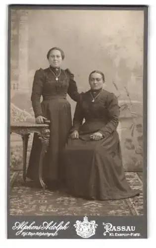Fotografie Alphons Adolph, Passau, Kl. Exercir-Platz, Zwei Frauen in zeitgenössischer Kleidung