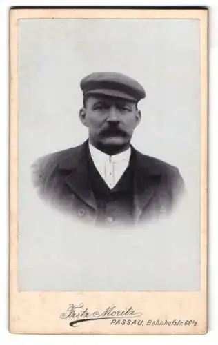Fotografie Fritz Moritz, Passau, Bahnhofstr. 66, Mann mit Mütze und Schnurrbart