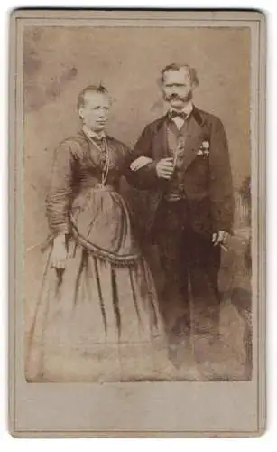 Fotografie unbekannter Fotograf und Ort, Porträt eines Paares