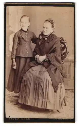 Fotografie Xaver Haas, Augsburg, Jesuitengasse, Sitzende Frau mit Kind