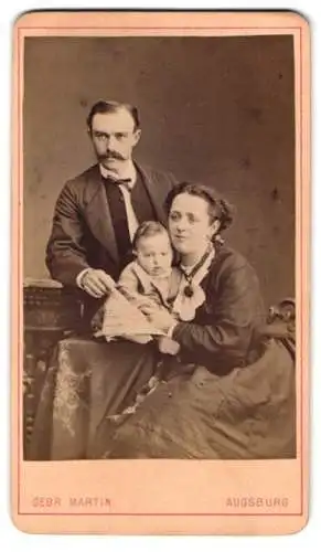 Fotografie Gebr. Martin, Augsburg, Bahnhofstrasse 22, Familienporträt mit Baby