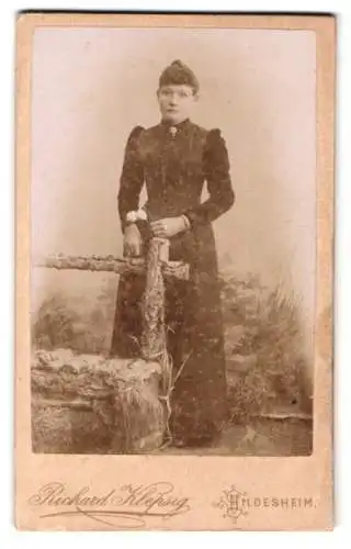 Fotografie Richard Klepsig, Hildesheim, Bahnhofs-Allee 3, Frau in elegantem Kleid