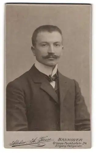 Fotografie Atelier A. Hesse, Hannover, Grosse Packhofstr. 34, Porträt eines eleganten Mannes