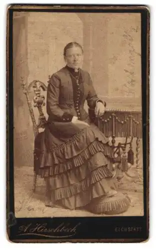 Fotografie A. Hirschbeck, Eichstätt, Ostenvorstadt 26, Dame in elegantem Kleid