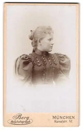 Fotografie Carl Berg, München, Kanalstr. 47, Porträt einer jungen Dame im Profil