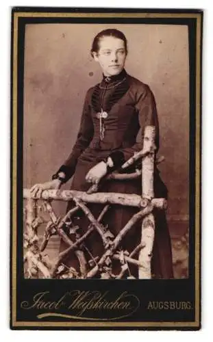 Fotografie Jacob Weiskirchen, Augsburg, Wertachstrasse, Frau in elegantem Kleid