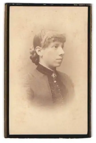 Fotografie H.A. Dietz, München, Sendlinger Thorplatz 6, Porträt einer Frau im Profil