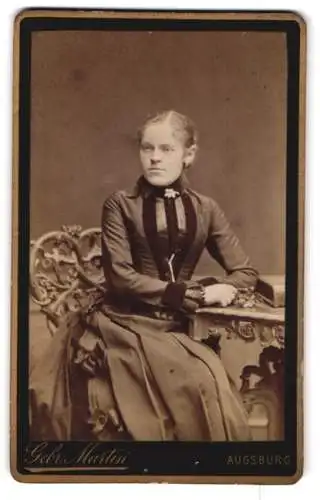 Fotografie Gebr. Martin, Augsburg, Bahnhofstrasse, Dame mit elegantem Kleid