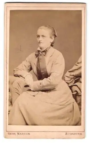 Fotografie Gebr. Martin, Augsburg, Bahnhofstrasse, Sitzende Dame mit elegantem Kleid