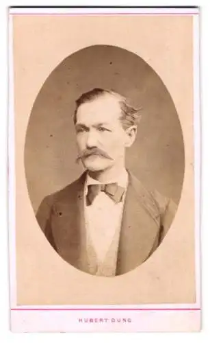 Fotografie Hubert Dung, Dresden, Waisenhaus-Strasse 30, Porträt eines Herrn mit Schnurrbart