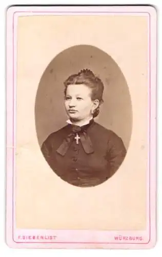 Fotografie F. Siebenlist, Würzburg, Herrngasse 5, Portrait einer Dame