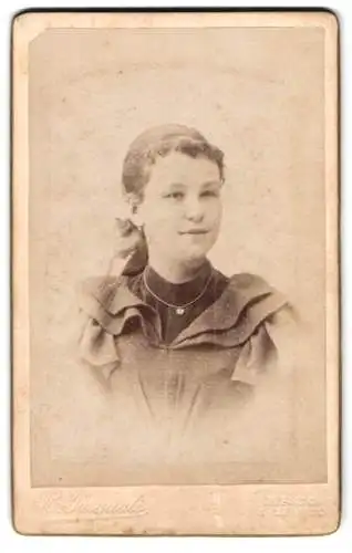 Fotografie B. Pasquali, Arco, Porträt einer jungen Frau