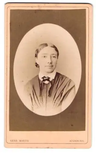 Fotografie Gebr. Martin, Augsburg, Bahnhofstrasse 22, Frau mit elegantem Kleid