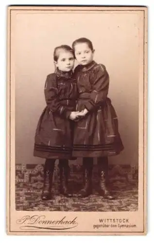 Fotografie P. Donnerhack, Wittstock, Zwei Mädchen in dunklen Kleidern