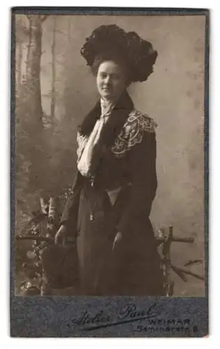 Fotografie Atelier Paul, Weimar, Seminarstr. 6, Elegante Dame mit Hut
