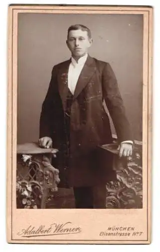 Fotografie Adalbert Werner, München, Elisenstrasse 7, Eleganter Herr im Anzug