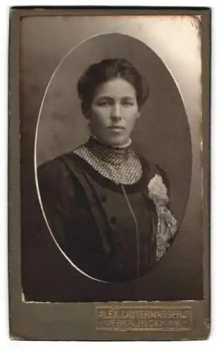 Fotografie Alex Lauterwasser, Überlingen a. B., Heldenstrasse, Porträt einer Frau mit elegantem Kleid