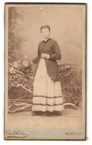 Fotografie Carl Holzer, München, Schommer Str. 17A, Dame mit Hut