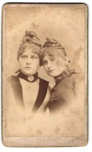Fotografie Heinr. Carmsen, Wien, Hauptstrasse 26, Porträt zweier Frauen mit elegantem Haarschmuck