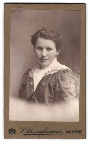 Fotografie H. Schwinghammer, Kirchdorf, Porträt einer Frau mit elegantem Spitzenkragen
