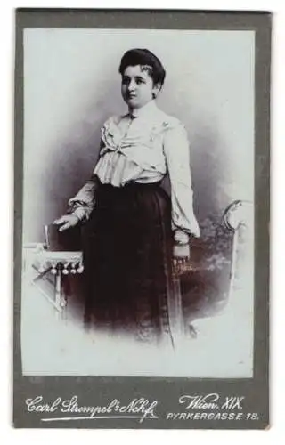 Fotografie Carl Strempels Nachf., Wien, Pyrkergasse 18, Porträt einer Frau mit Buch