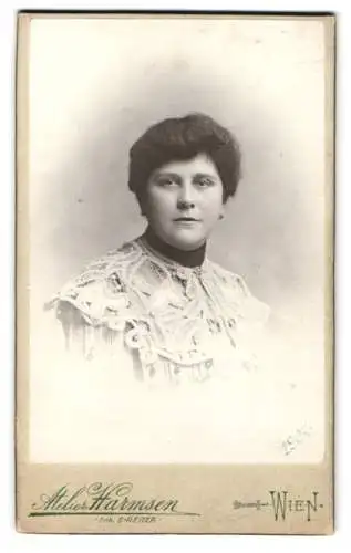 Fotografie Atelier Harmsen, Wien, Hauptstrasse 26, Porträt einer Frau mit Spitzenkragen
