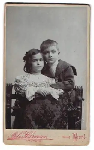 Fotografie Atelier Harmsen, Wien, Hauptstrasse 26, Kinderporträt auf Stuhl