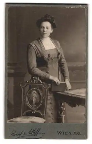 Fotografie Reiml & Adleff, Wien, Hauptstrasse 61, Dame in elegantem Kleid