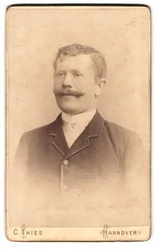 Fotografie C. Thies, Hannover, Höltystrasse 13, Porträt eines Herrn mit Schnurrbart