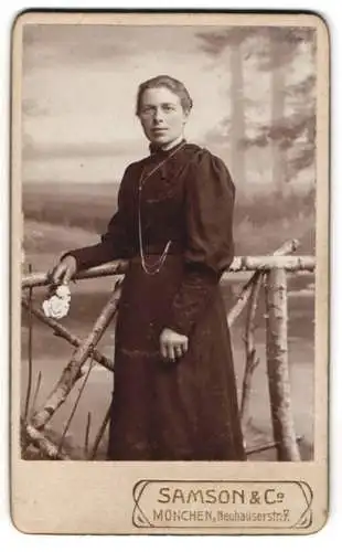 Fotografie Samson & Co., München, Neuhauserstr. 7, Frau mit Blume vor Landschaft