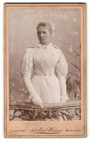 Fotografie Adalbert Werner, München, Elisenstr. 7, Porträt einer Dame in elegantem Kleid
