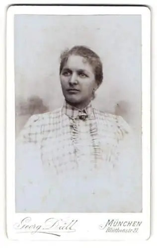 Fotografie Georg Düll, München, Blüthenstr. 21, Porträt einer Frau im karierten Kleid