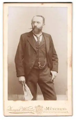 Fotografie Joseph Werner, München, Zweibrückenstrasse 2, Eleganter Herr mit Bart und Anzug