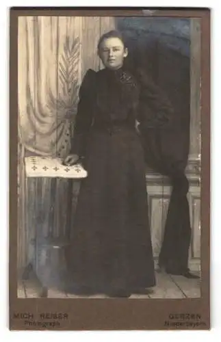 Fotografie Mich. Reiser, Gerzen, Frau in dunklem Kleid