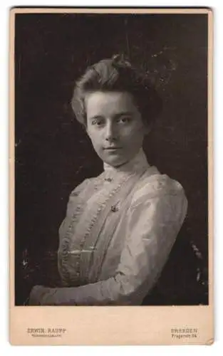 Fotografie Erwin Raupp, Dresden, Pragerstrasse 34, Porträt einer jungen Frau in elegantem Kleid