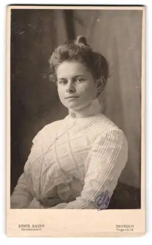 Fotografie Erwin Raupp, Dresden, Pragerstrasse 34, Porträt einer jungen Frau