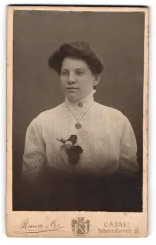 Fotografie Roemer & Co., Cassel, Hohenzollernstr. 96, Grete in hellem Kleid