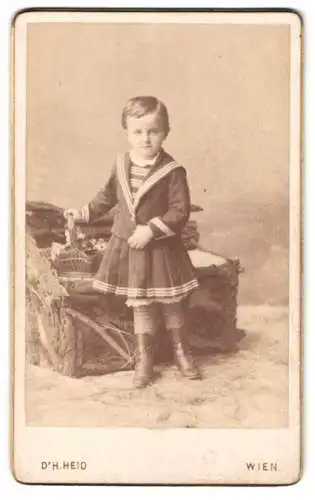 Fotografie Dr. H. Heid, Wien, Hauptstrasse 33, Kind im Matrosenanzug