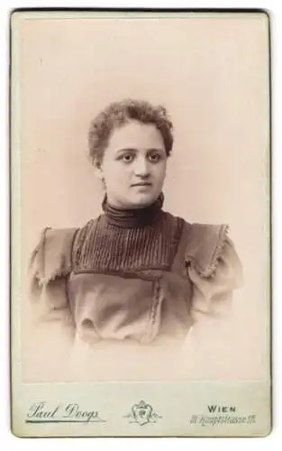 Fotografie Paul Doogs, Wien, Hauptstrasse 18, Porträt einer Frau in elegantem Kleid