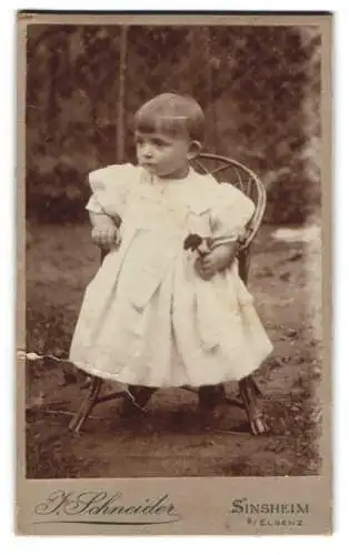 Fotografie J. Schneider, Sinsheim, Elsenz 8, Kind auf Korbstuhl