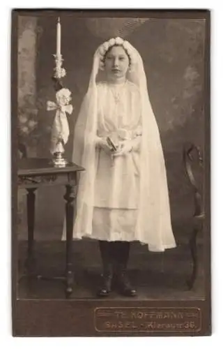 Fotografie Th. Hoffmann, Basel, Clarastrasse 36, Mädchen mit Kerze und Buch