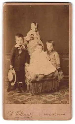 Fotografie F. Villars, Bienne, Pasquart Promenade 53, Vier Kinder in eleganter Kleidung