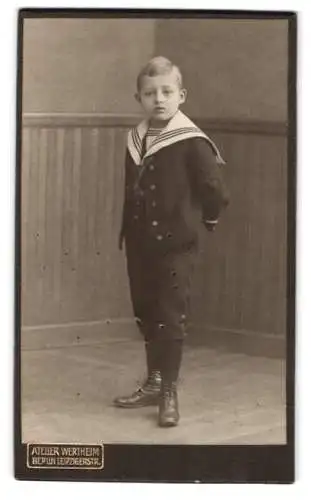 Fotografie Atelier Wertheim, Berlin, Leipzigerstr., Knabe im Matrosenanzug