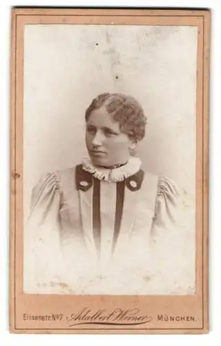 Fotografie Adalbert Werner, München, Elisenstr. 7, Porträt einer Frau in elegantem Kleid